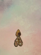 Load image into Gallery viewer, Gold &amp; Pearl Heart Clip
