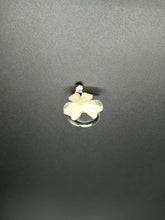 Load image into Gallery viewer, White Flower Ring