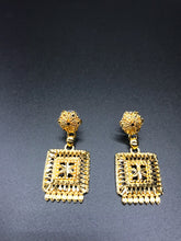 Load image into Gallery viewer, Gold Design Earrings